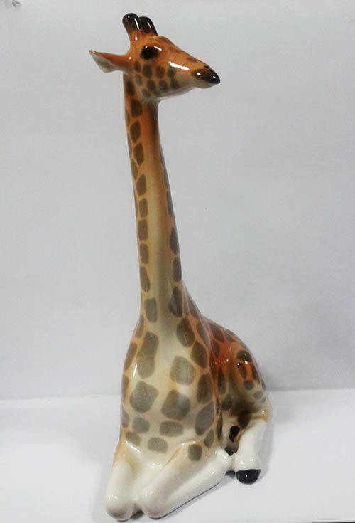 Скульптура "Жираф с поднятой головой"
