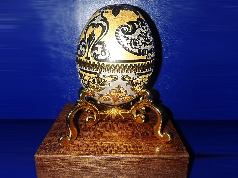 Яйцо сувенирное на подставке