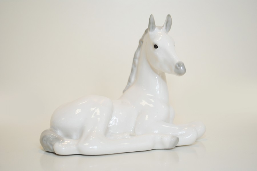 Скульптура "Жеребенок лежащий" белый