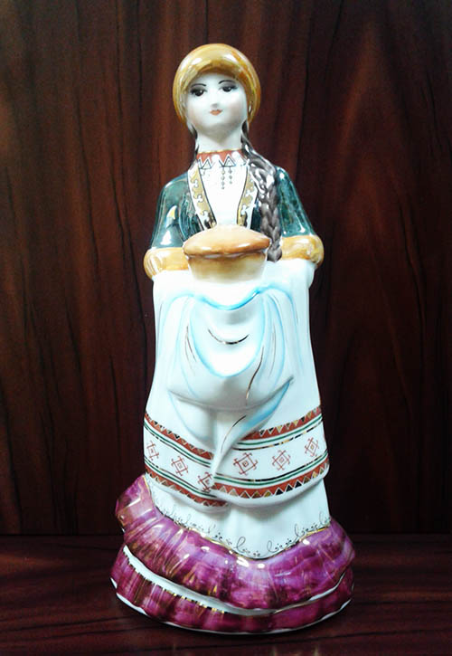скульптура "Девушка с хлебом"