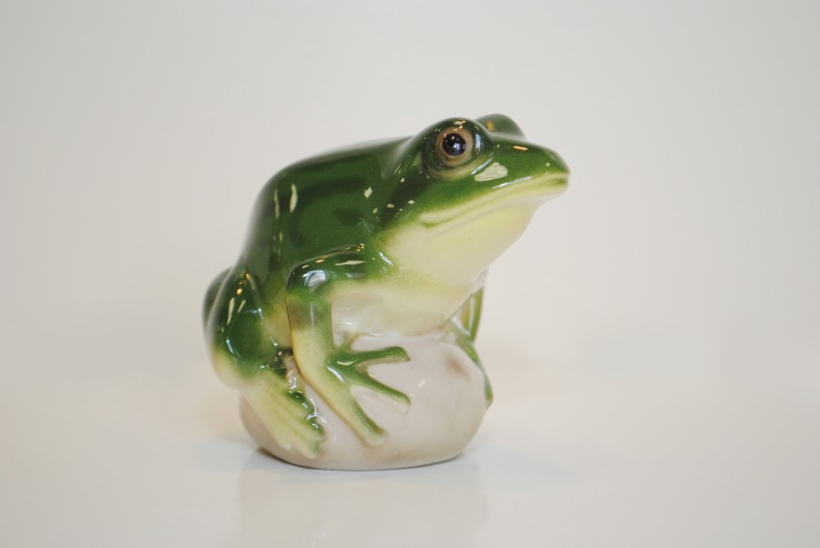 Скульптура "Лягушка прудовая" зеленая