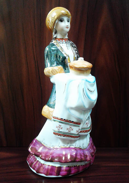 скульптура "Девушка с хлебом"